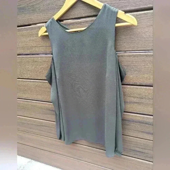 Ann Taylor Green Cut Out Blouse - size Small - Picture 2 of 6